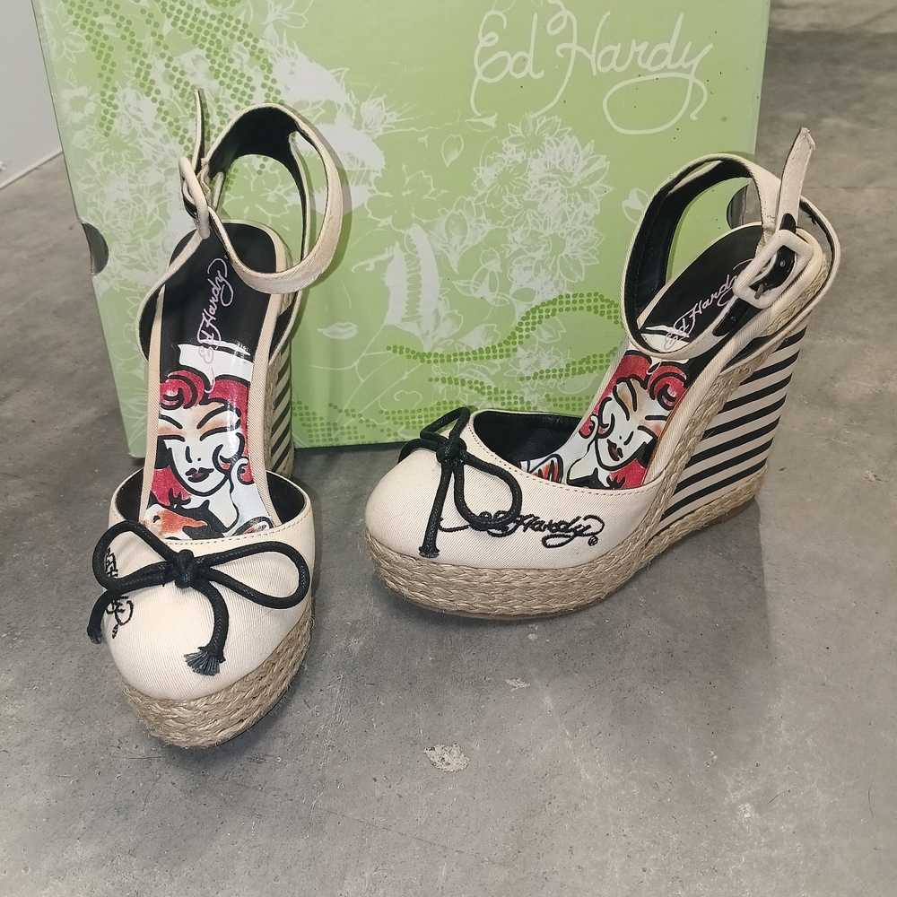 Ed Hardy Women's Cream and Black Graphic Wedges - Picture 4 of 6